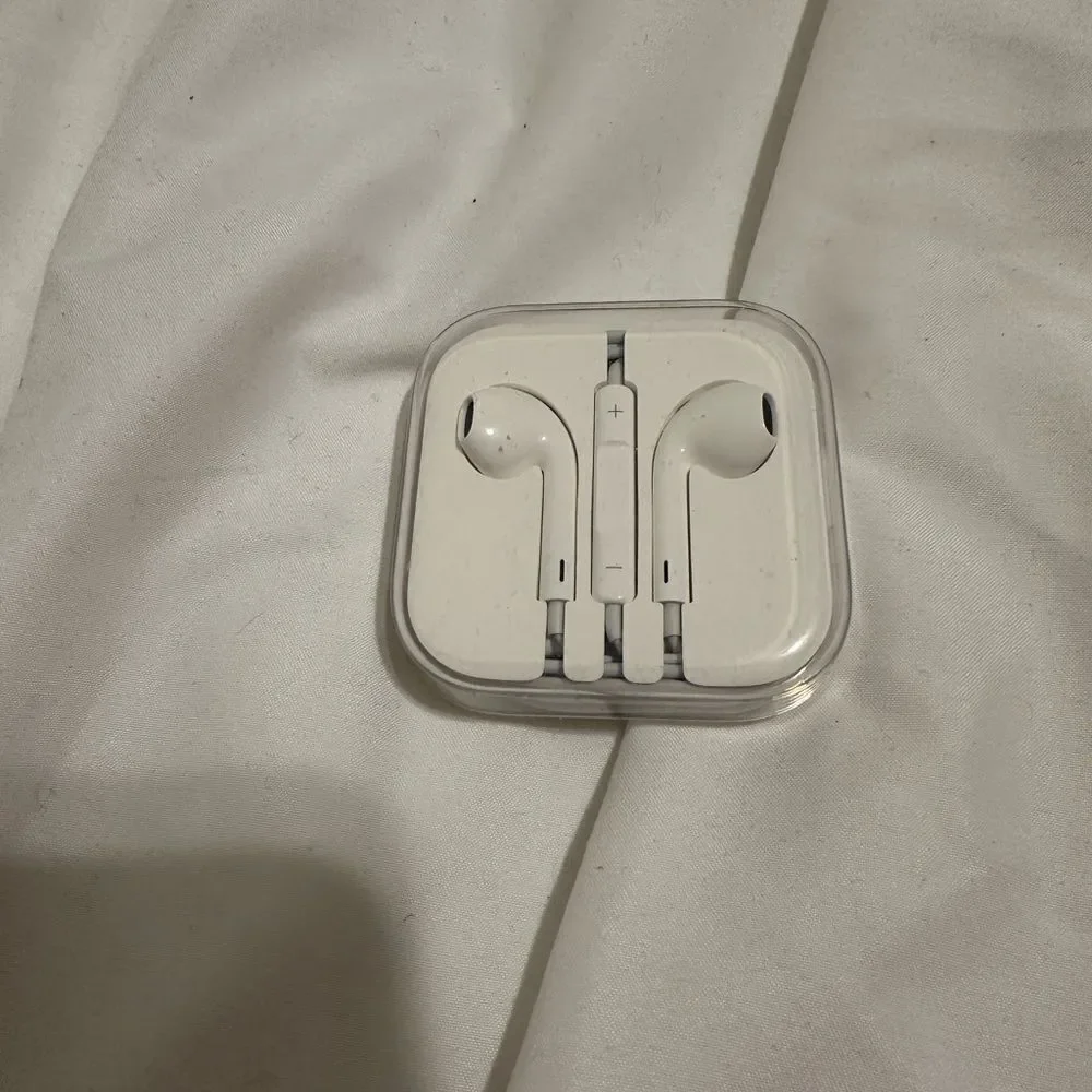 Genuine OEM Apple Wired Stereo Earphones Mic Remote 3.5mm